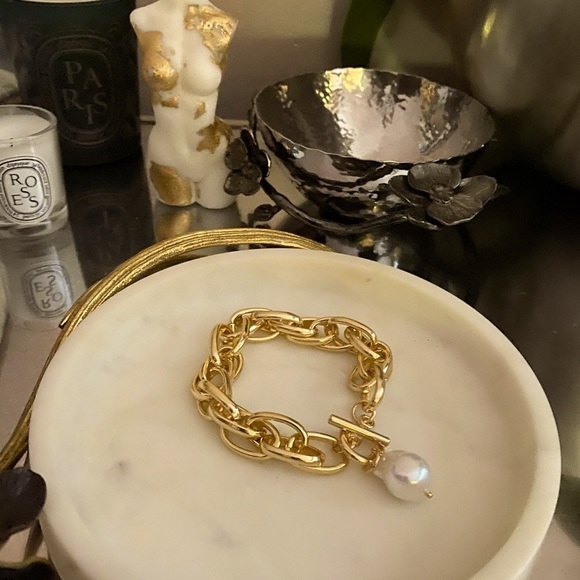 Gold tone bracelet with faux pearl - Picture 1 of 3